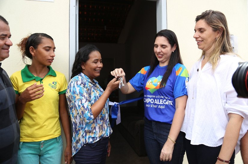 Prefeitura de Campo Alegre lança Minha Casa Renovada e entrega casas pelo PNHR