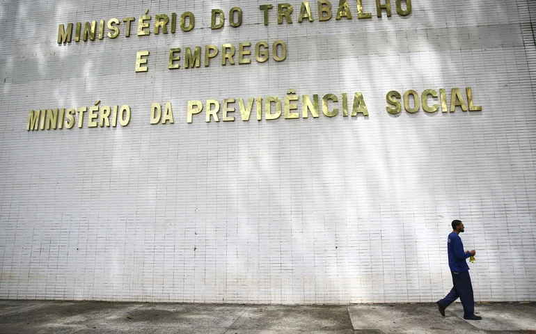 Ministério do Trabalho limita custo efetivo no consignado feito por plataformas digitais