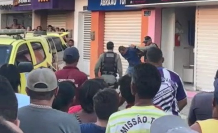 Homem, que ainda não foi identificado, foi preso em flagrante