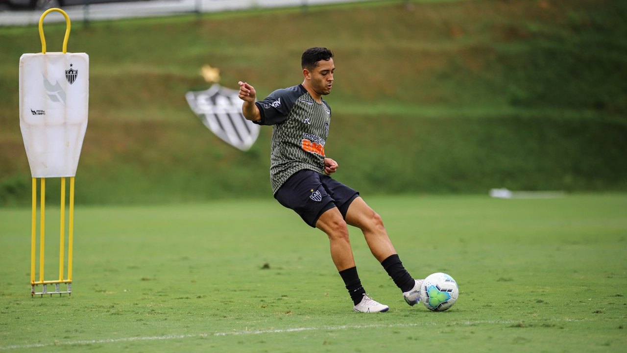 Atlético-MG oficializa contratação de Léo Sena e assina até junho de 2025