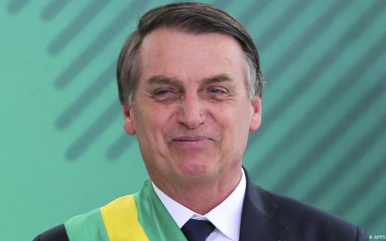 Bolsonaro nega crise e culpa imprensa por turbulência