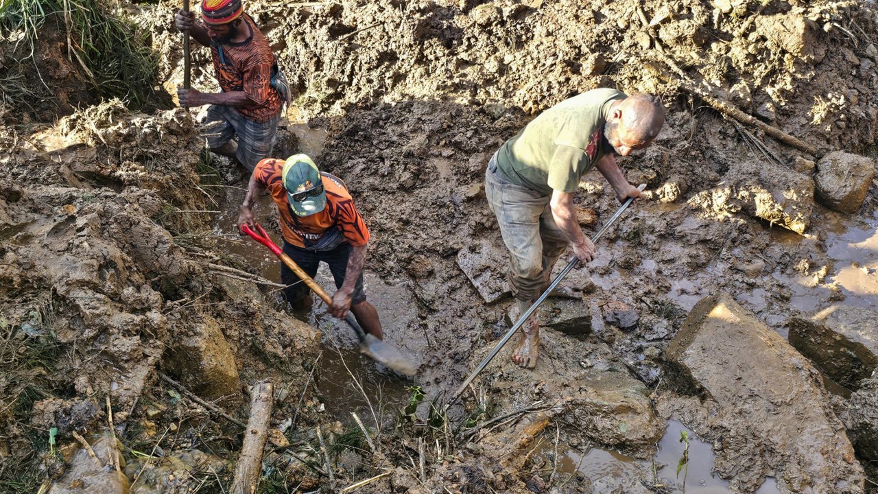 Papua Nova Guiné suspende busca por milhares de corpos soterrados em área montanhosa que deslizou