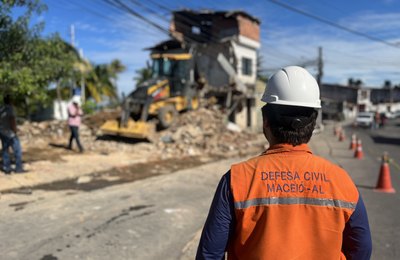 Após demolição de edificação, Ladeira do Bomfim é liberada pela Defesa Civil de Maceió