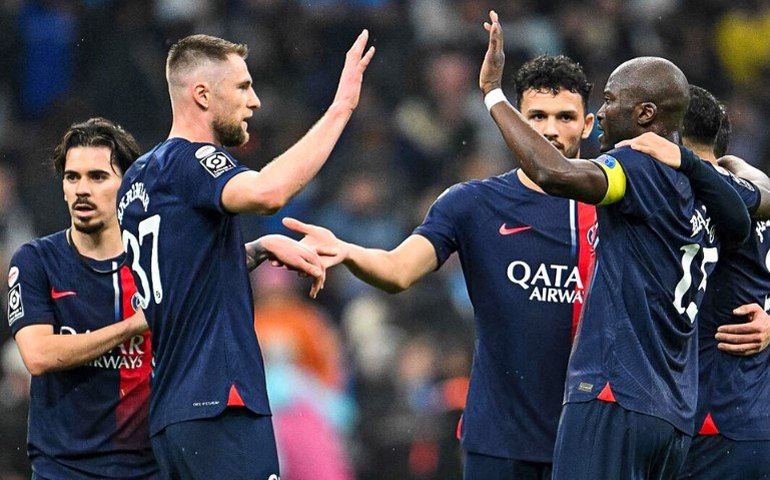 Beraldo é expulso, Mbappé passa em branco, mas PSG vence clássico no Francês