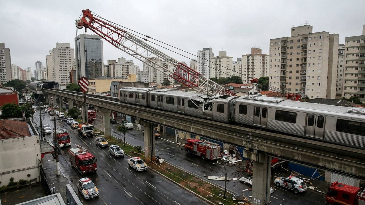 Guindaste cai sobre monotrilho e atinge trem em São Paulo