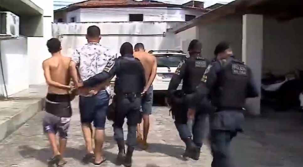 Trio preso foi encaminhado à Delegacia Plantonista da Polícia Civil. / Foto: Imagem: Reprodução/TV Atalaia