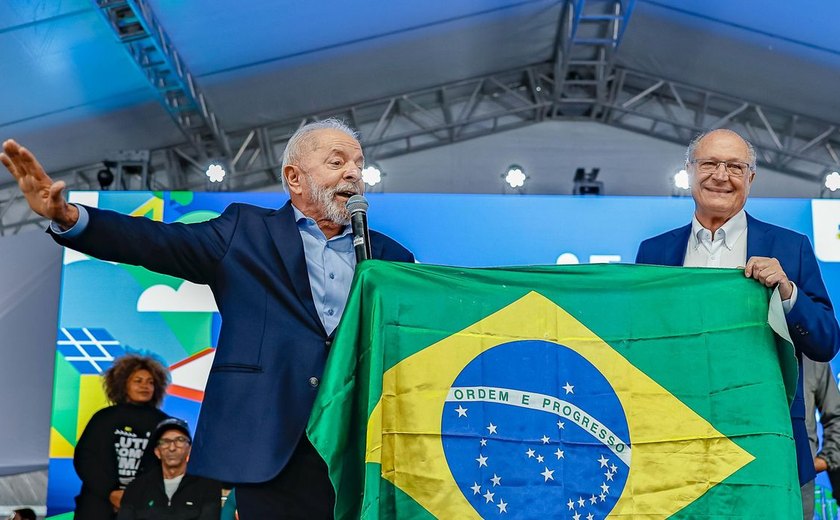 Lula chama Trump 'para conversar' e reafirma que Brasil tenta negociar