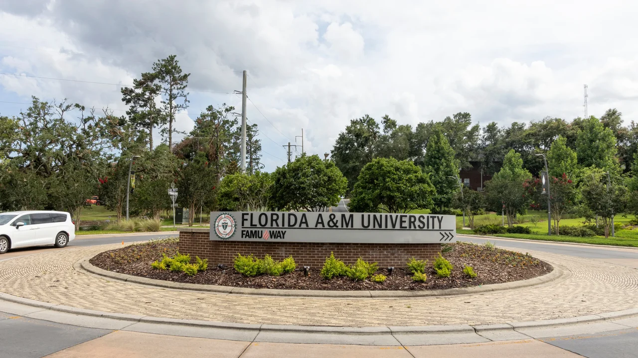 Jovem de 15 anos é preso por tiroteio na Florida A&M que deixou 11 feridos após jogo de boas-vindas.