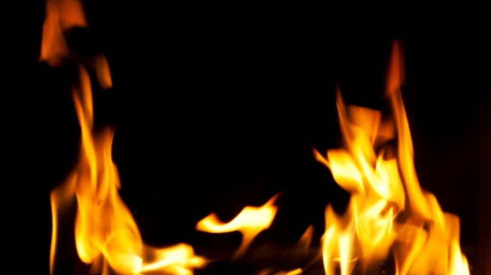 Incêndio em condomínio: carro explode dentro de garagem em Curitiba