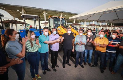 Campo Alegre recebeu dois tratores e uma retroescavadeira através da Codevasf