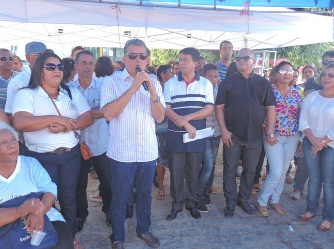 Jorge Dantas entrega de instrumentos musicais e anuncia concurso