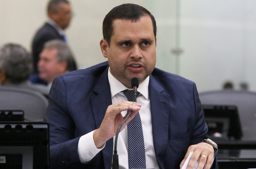 Fernando Pereira solicita sessão para debater serviço prestado pela Águas do Sertão