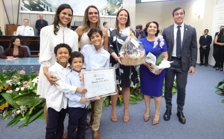 Sessão solene homenageia legado do juiz John Silas com entrega de comenda à família