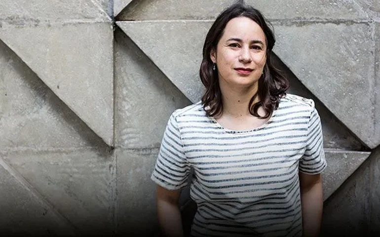 Colombiana vende poema por R$ 60 mil em leilão: 'Minha missão é apresentar a poesia como uma obra de arte'