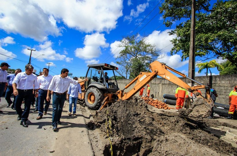 Rui faz vistoria em obras de drenagem e pavimentação na Via Expressa