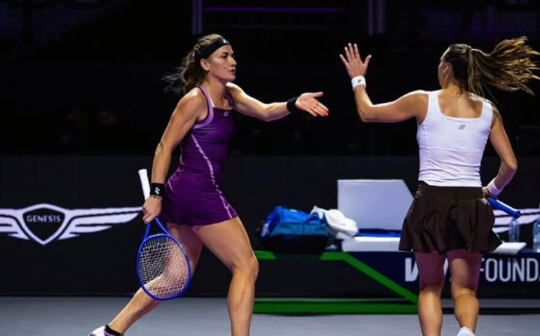 Luisa Stefani e Timea Babos ficam com o vice no WTA Finals; brasileira destaca superação após derrota