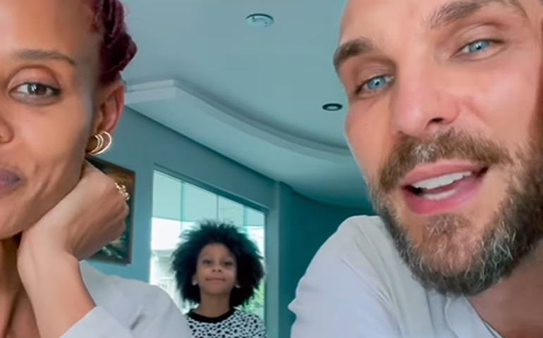 Aline Wirley e Igor Rickli compartilham vídeo curtindo cachoeira com Antonio e os filhos adotivos 