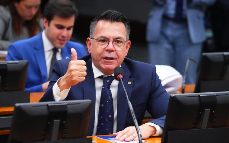 Comissão aprova incluir no currículo escolar orientação sobre denúncia de violência