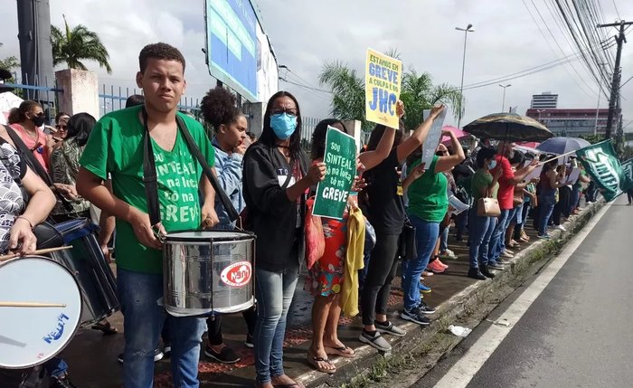 Profissionais fazem caminhada pela Fernandes Lima, em Maceió