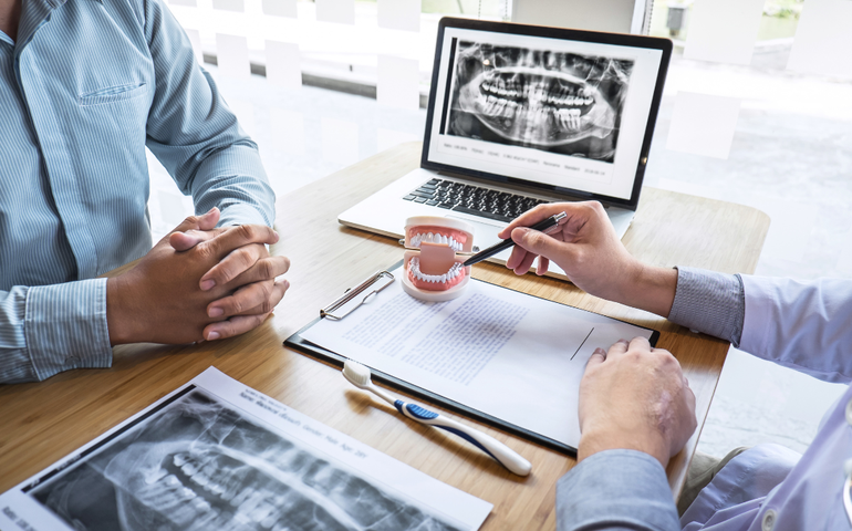 Dor de dente durante tratamento dentário: dentista explica