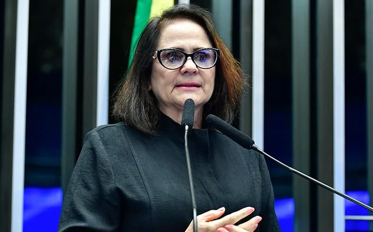 Damares cobra revisão de políticas de combate à violência contra a mulher