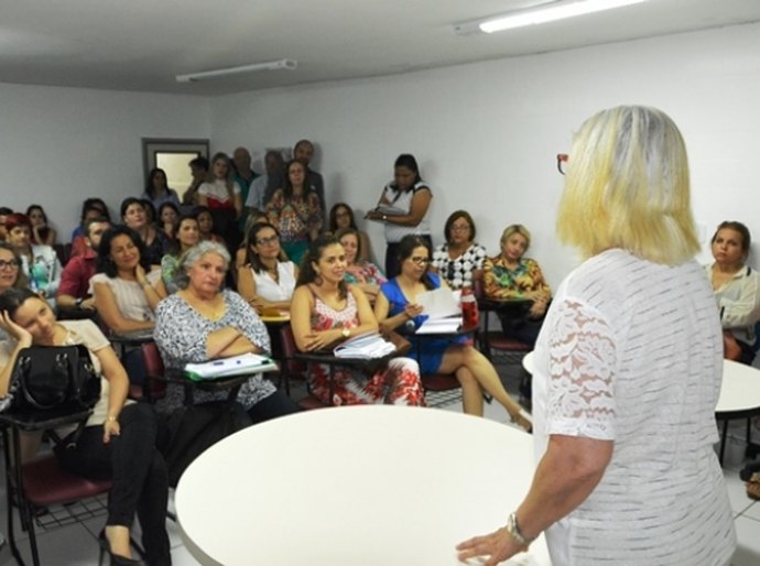 Secretária de Saúde discute metas e ações para 2017 com servidores
