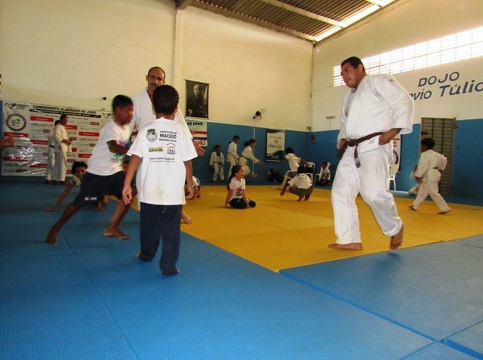 Crianças do Serviço de Convivência da Semas fazem aula de judô