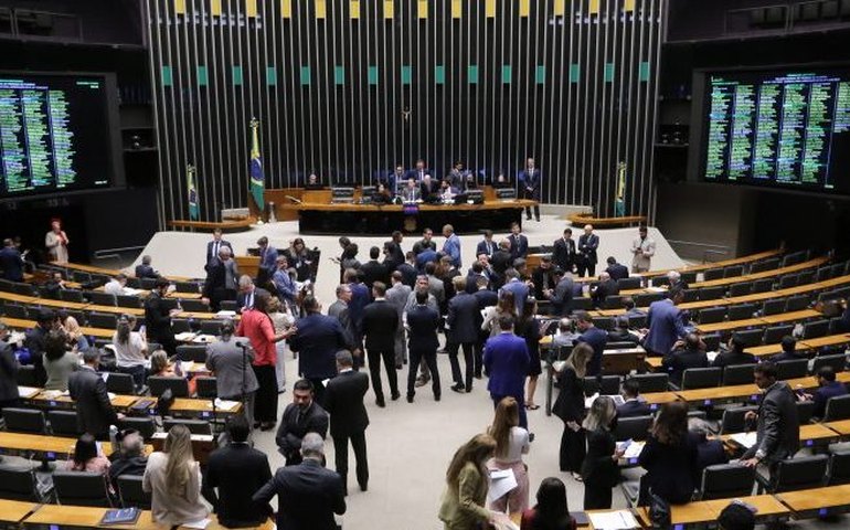 Câmara aprova em 1º turno PEC que garante recursos mínimos para assistência social