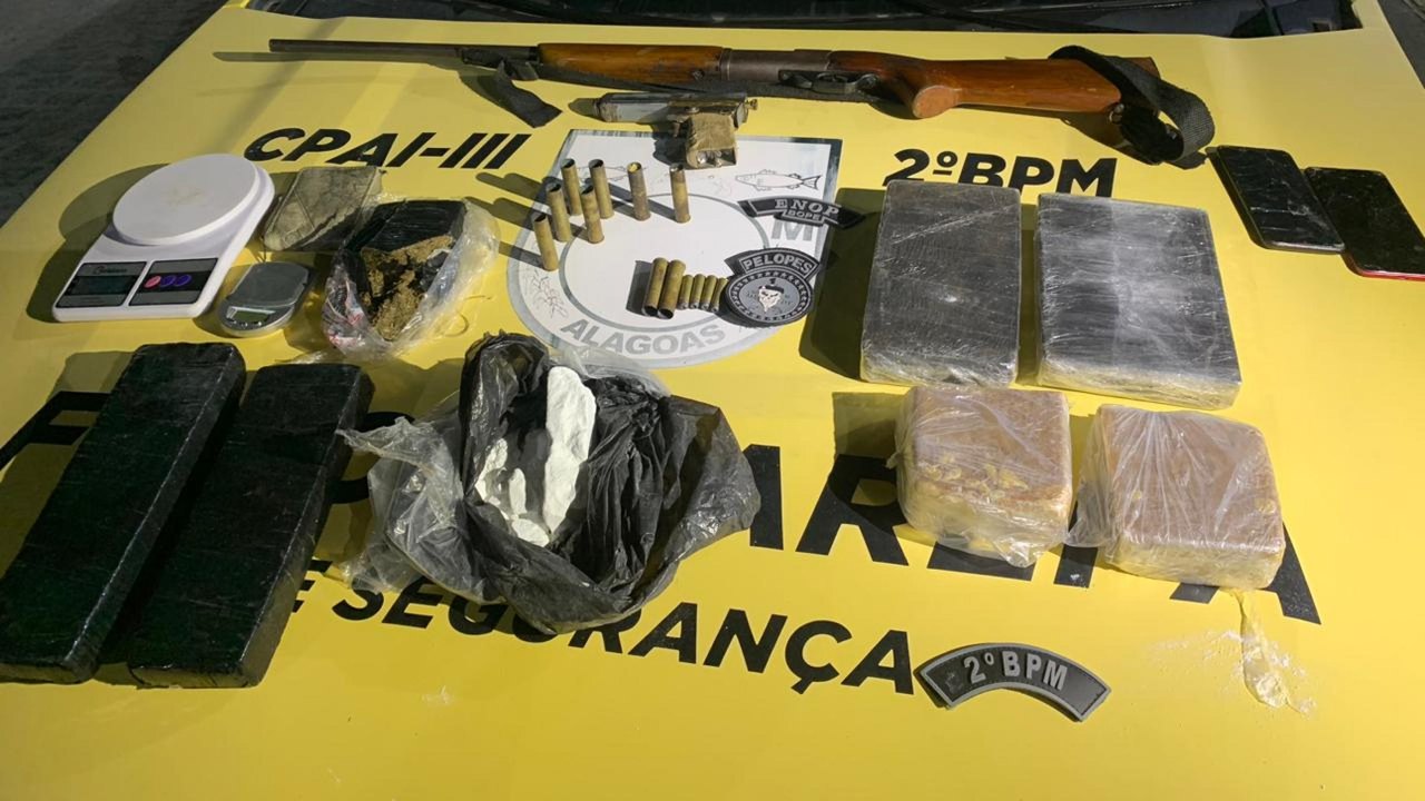PM apreende duas armas de fogo e 5kg de drogas em São José da Laje