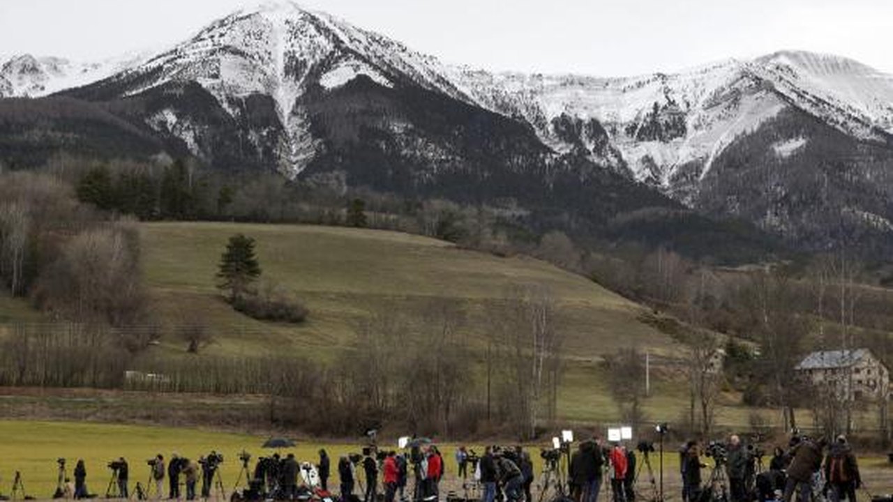 Equipes de resgate retomam busca por destroços do Airbus nos Alpes franceses