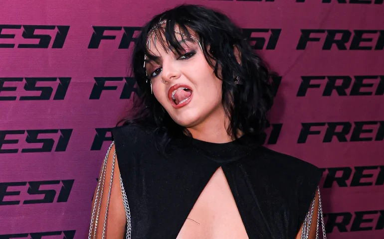 Camila Paredes transforma a noite em narrativa sensorial no álbum visual Frenesi