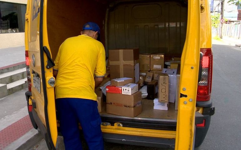 Funcionários dos Correios trabalham em regime de mutirão após fim da greve