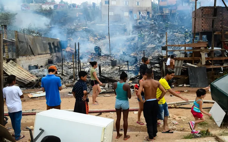 Incêndio em barraco mata 5 pessoas em Planaltina (DF)