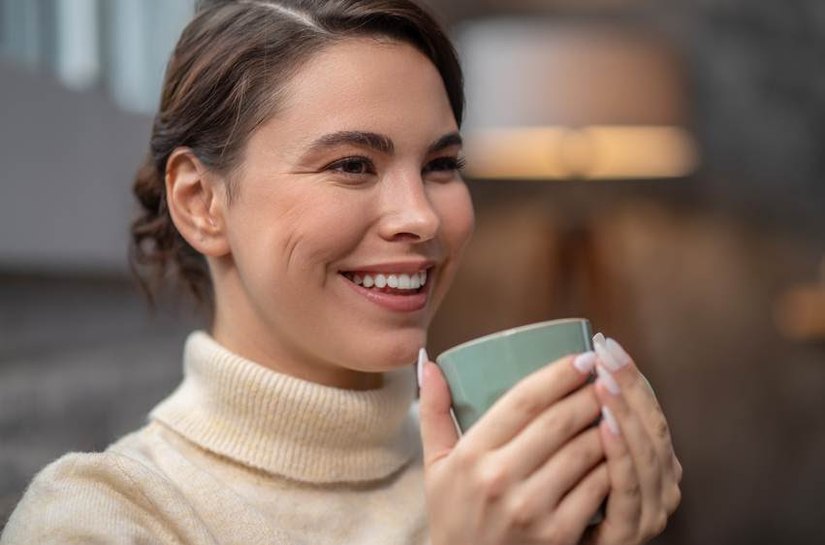 Café e vinho escurecem os dentes? Dentista explica como evitar manchas e cáries