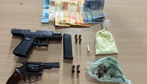 Armas, munições e substâncias com características de drogas foram apreendidas / Foto: Reprodução 