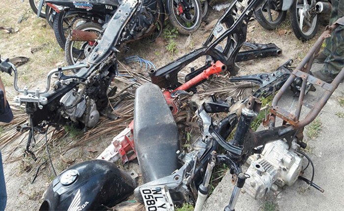Carcaças de motos encontradas em matagal de Lagoa da Canoa. Foto: ASCOM/PC