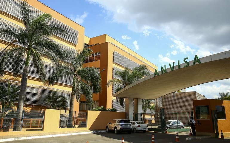 Anvisa discute se mantém obrigatoriedade de máscaras em aviões e aeroportos