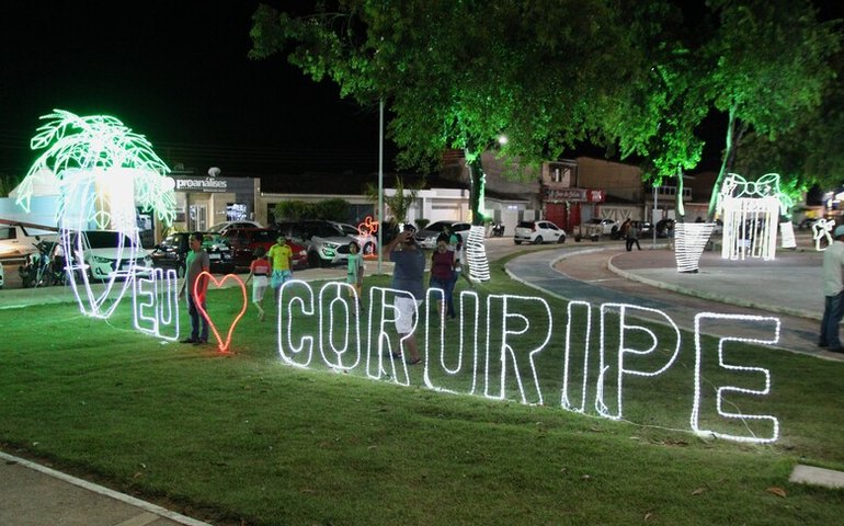 Abertura do Natal de Luz e apresentação do Espetáculo Encanta Coruripe leva centenas de pessoas à Praça da Bíblia