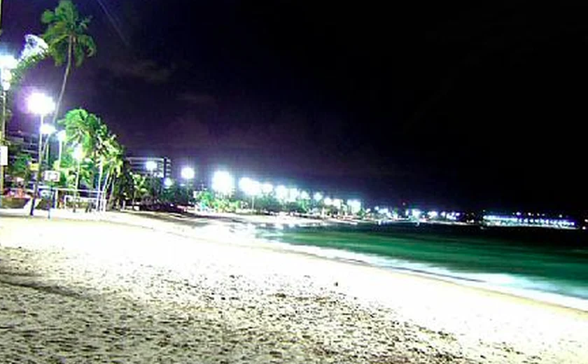 Turista é contido após tentar afogar mulher grávida na praia de Ponta Verde