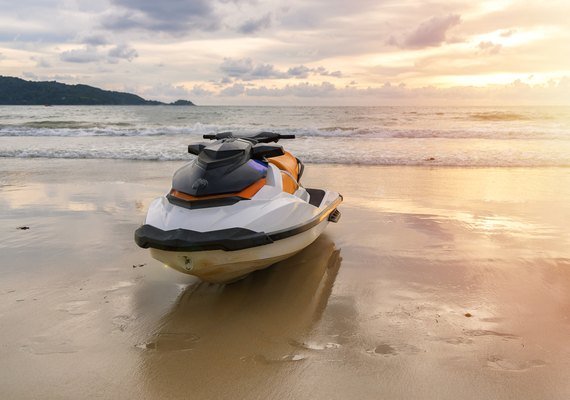 Mãe morre após ser atropelada por filhas gêmeas em moto aquática durante viagem na França