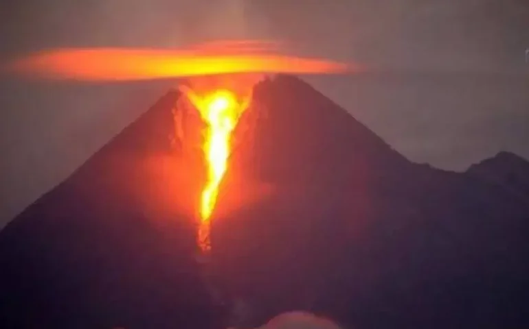 Vulcão Ruang tem nova erupção dias após remoção de 11 mil habitantes em áreas de risco, na Indonésia; fotos