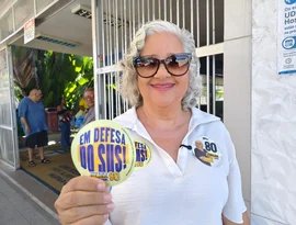 Lenilda Luna defende SUS 100% público e gratuito durante panfletagem no Hospital Universitário