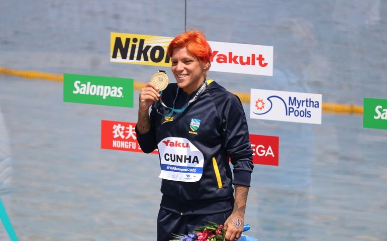 Ana Marcela perde pódio nos 10km na batida, mas celebra volta: 'Foi uma vitória'