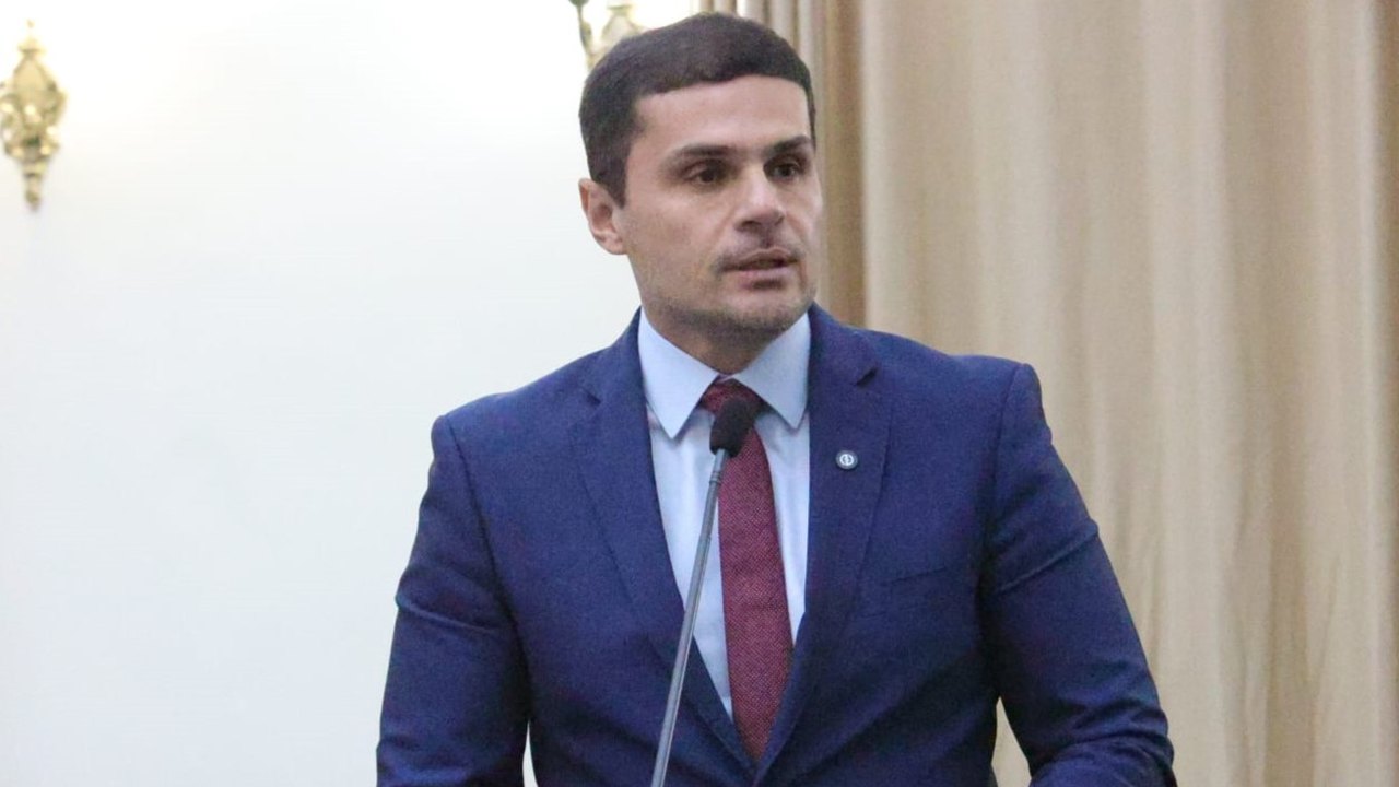Alexandre Ayres homenageia profissionais da enfermagem durante sessão na Assembleia