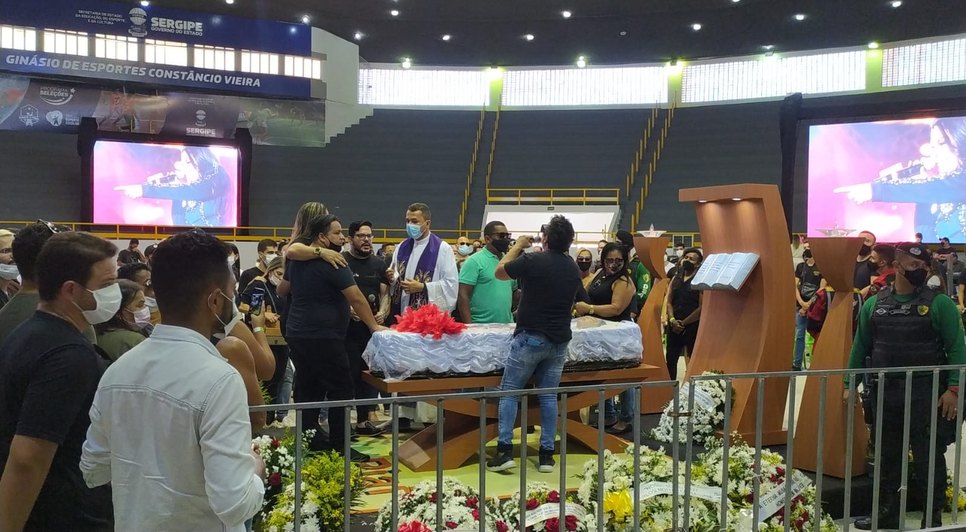 Velório da cantora Paulinha Abelha em Sergipe é aberto ao público / Foto: Foto: André Múmia/TV Atalaia