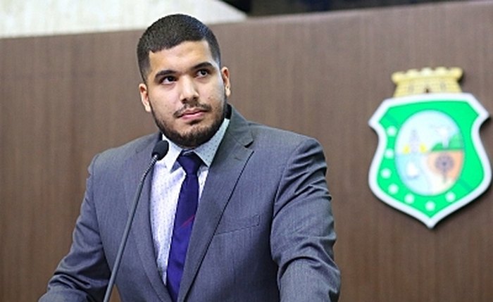 Deputado federal André Fernandes, bolsonarista que jogou lixo na Prefeitura para gravar vídeo