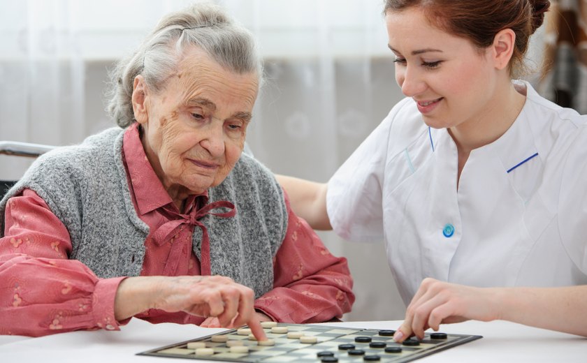Cuidar de idosos é uma das profissões que mais cresce no Brasil