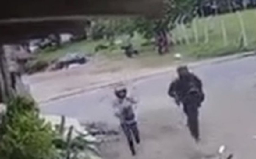 Jovem é executado a tiros por casal em moto enquanto trabalhava em barbearia na Cidade Universitária