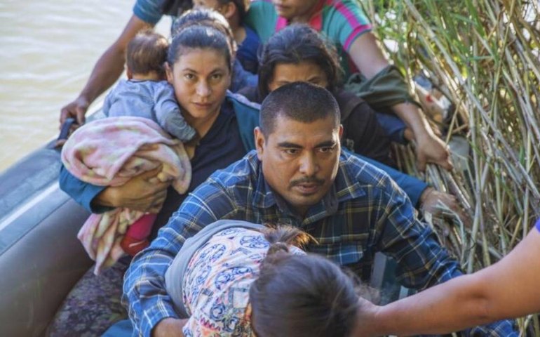 Morre primeiro imigrante preso a boias instaladas pelo governo do Texas em rio na fronteira com o México