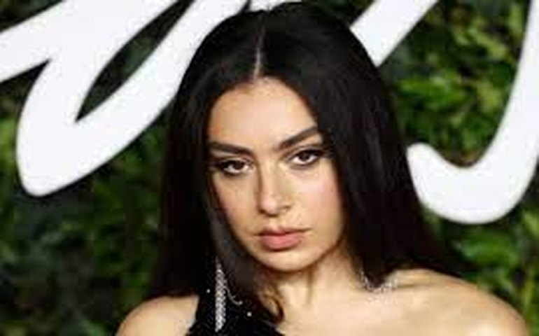 Charli XCX lança o seu novo álbum